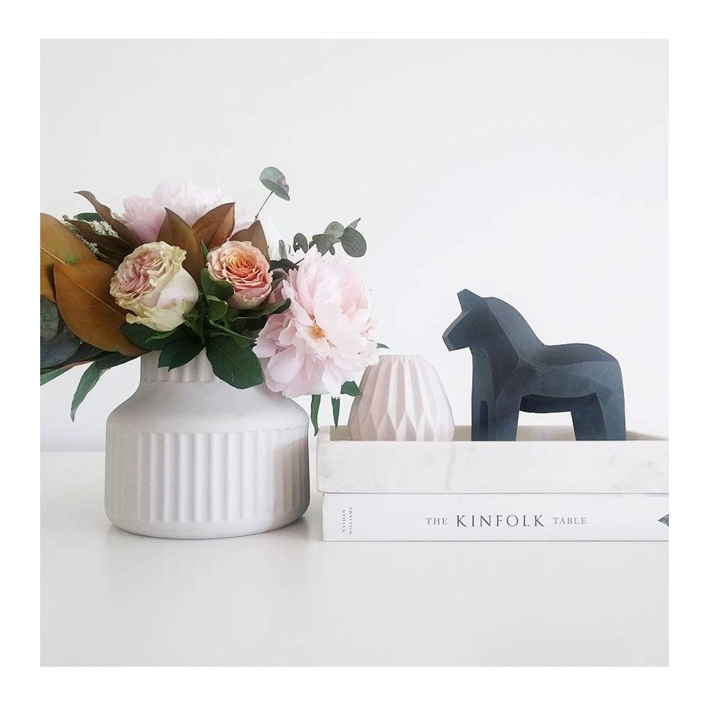 Other décor Zakkia Concrete Dala Horse - Black 01-003-N-BLA lifestyle