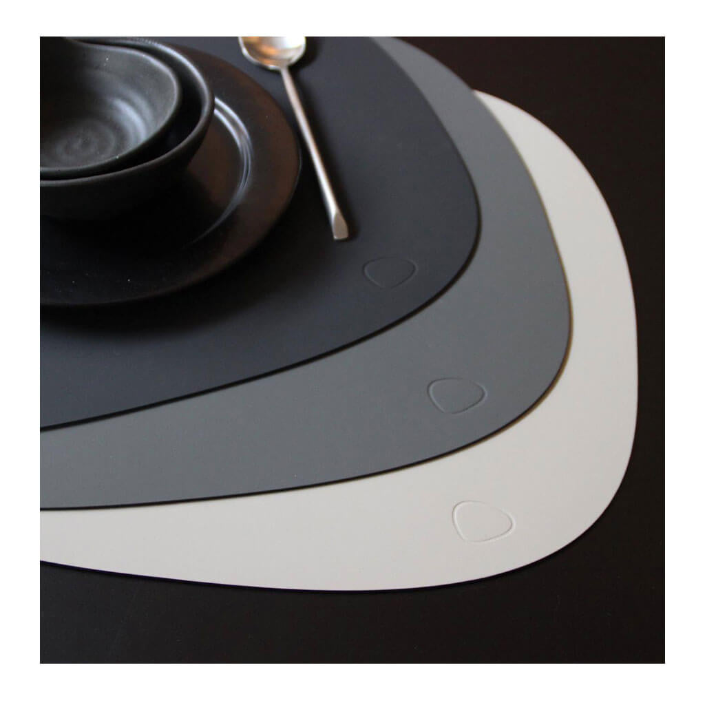 Tableware Lind DNA Nupo Curve Table Mat, Large in Anthracite lifestyle 981161